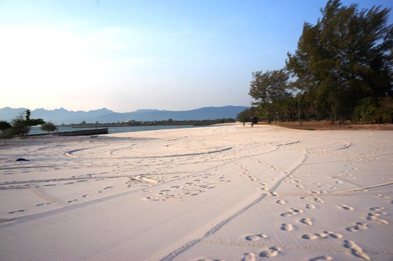 Sandbar in front of Pelangi Beach Resort 
