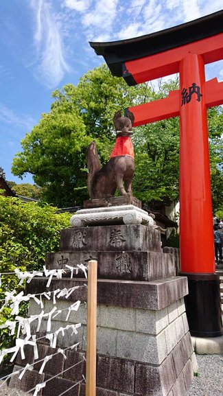 The fox in front of the Fushimi Inari Taisha